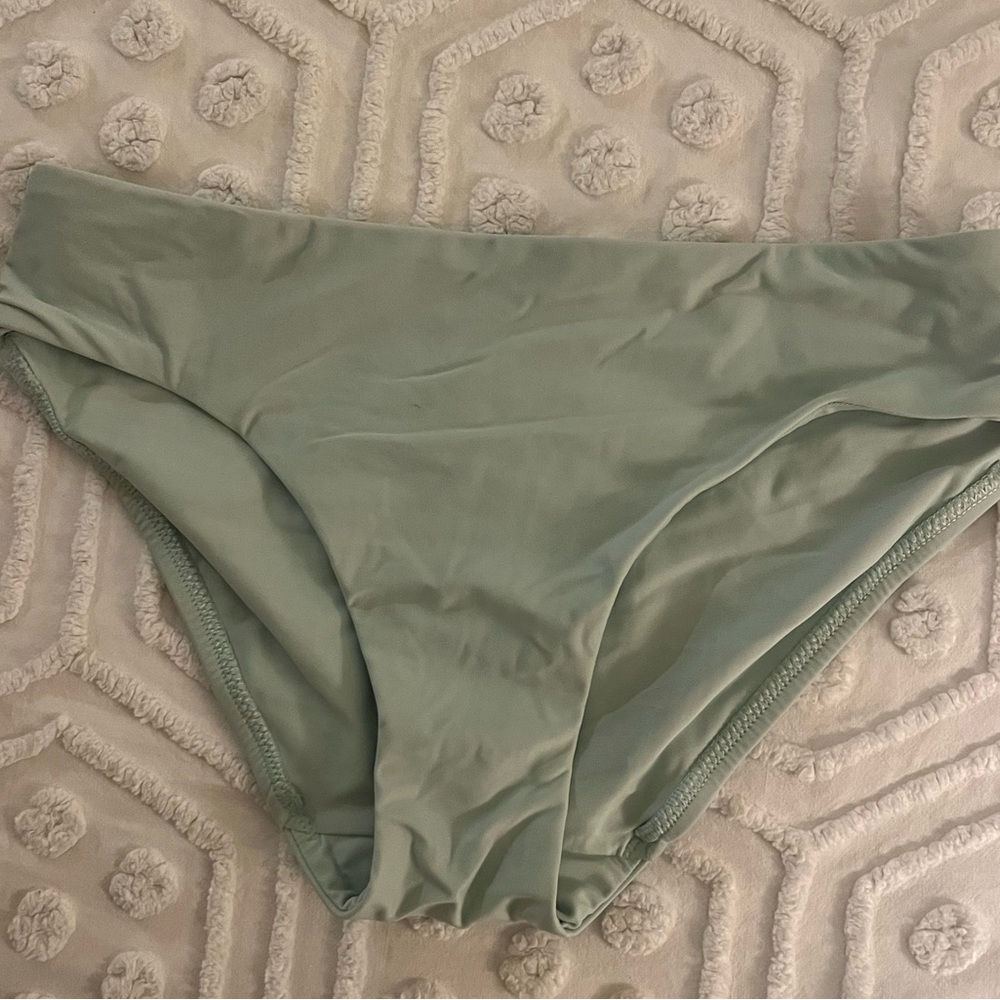 Lululemon Size 4 Swimsuit bottoms, cucumber blue color! Size 4